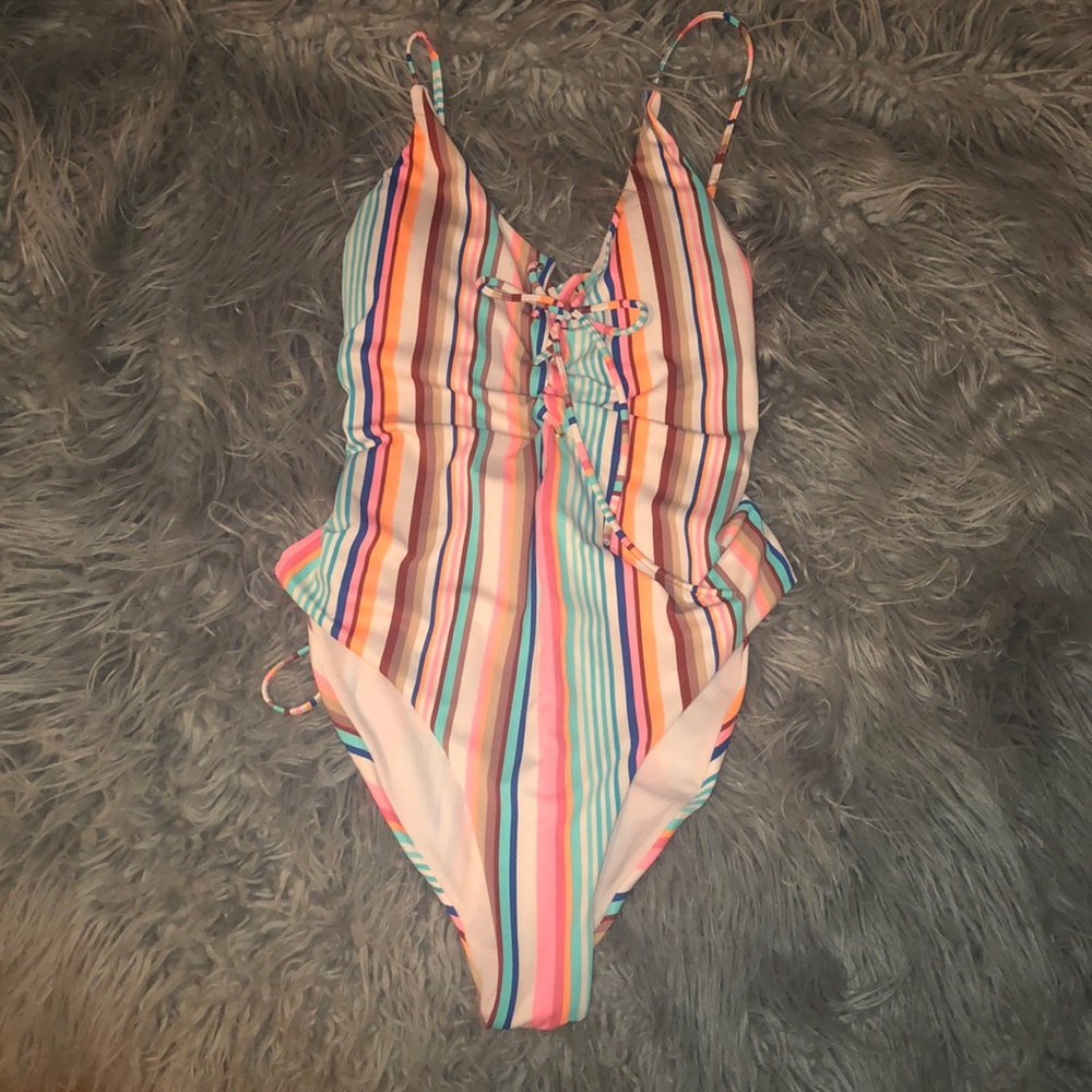 🚨FREE w/ 2+ Bundle 🤗 Multi Striped Swimsuit